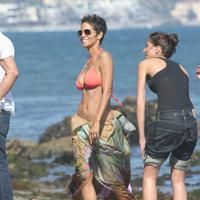 Halle Berry spends her 45th birthday on Malibu Beach photos | Picture 59757